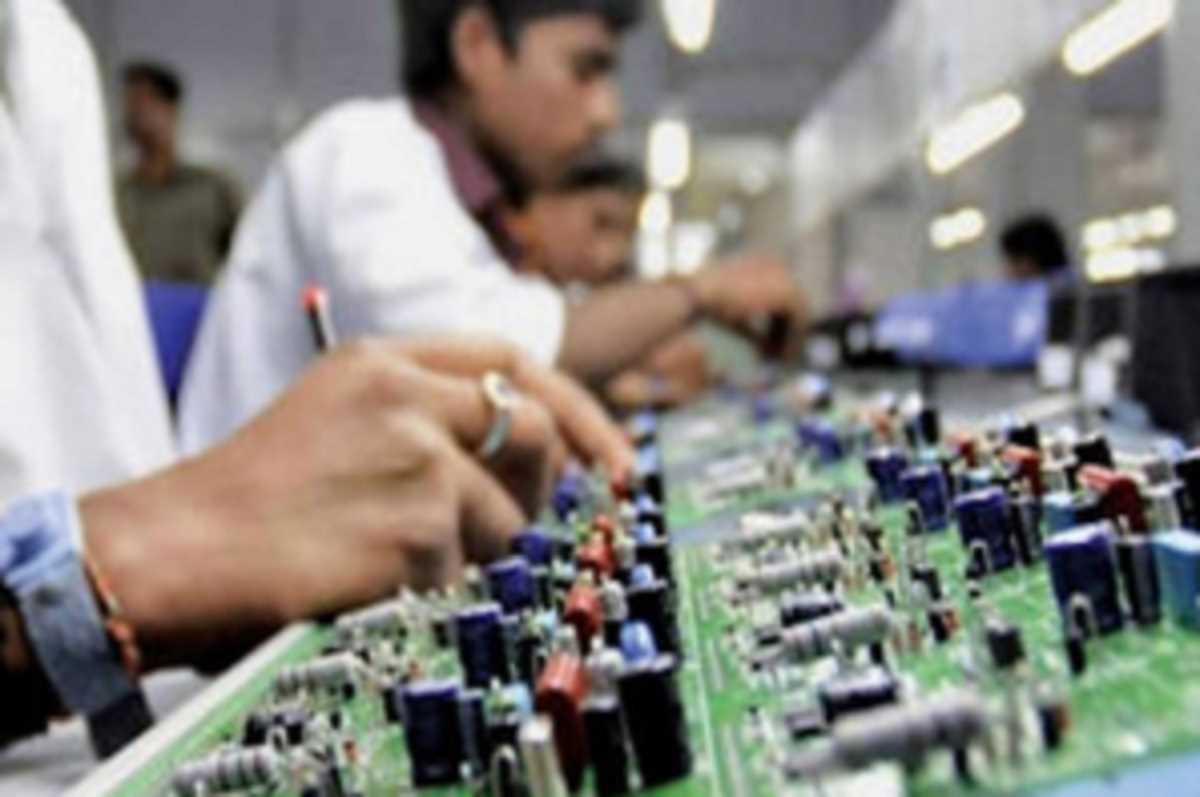 इलेक्ट्रॉनिक मैन्युफैक्चरिंग बढ़ाने के लिए आईटी मंत्रालय ने दिया 44,000 करोड़ रुपये की सहायता का सुझाव